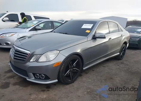 2010 Mercedes-Benz E 350 4Matic z USA, uszkodzony, nr VIN WDDHF8HB3AA056117